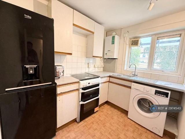 Flat for rent in Clayhall, Greater London