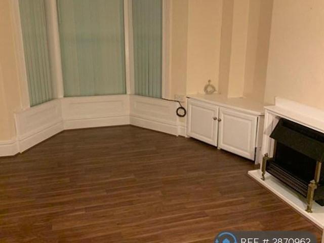 Flat for rent in West End, Bare