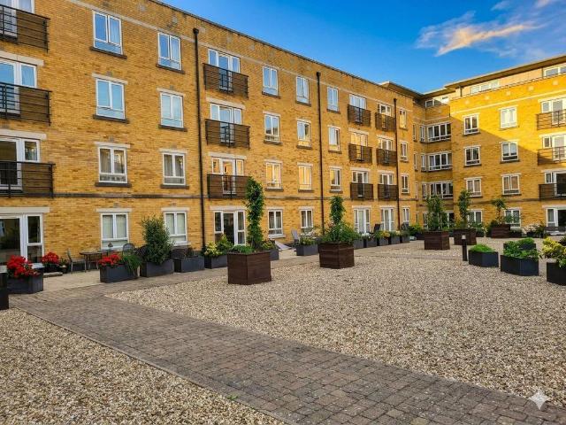 Flat for rent in Batchworth, Hertfordshire