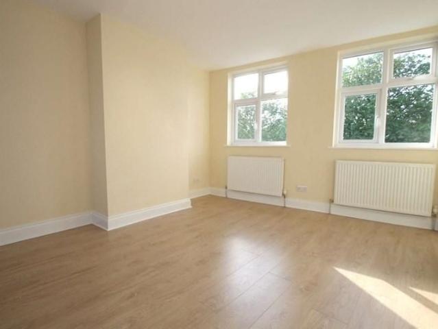 Apartment for rent in Wood End, Greater London
