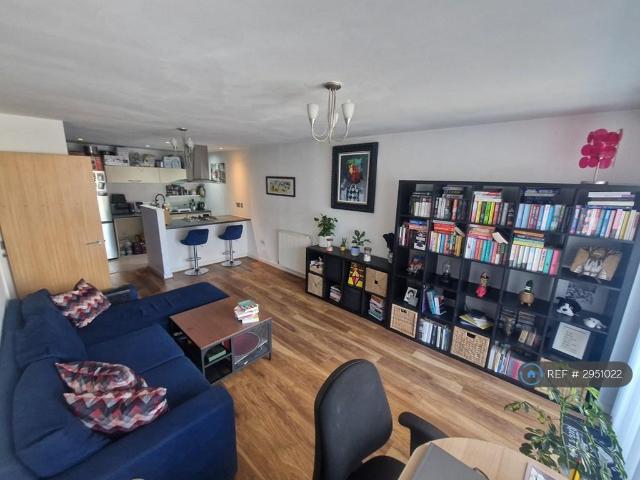 Flat for rent in Poplar Grove, Greater London