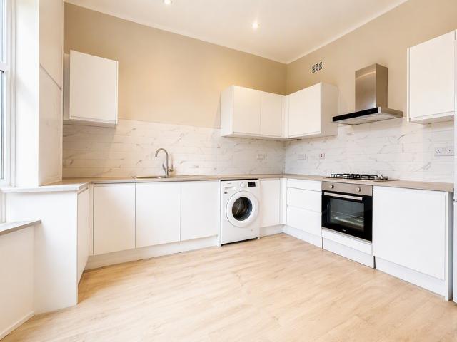 Apartment for rent in Shawmoss, Shawlands