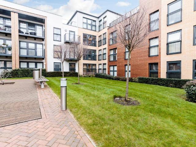 Flat for rent in Little Stanmore, Greater London
