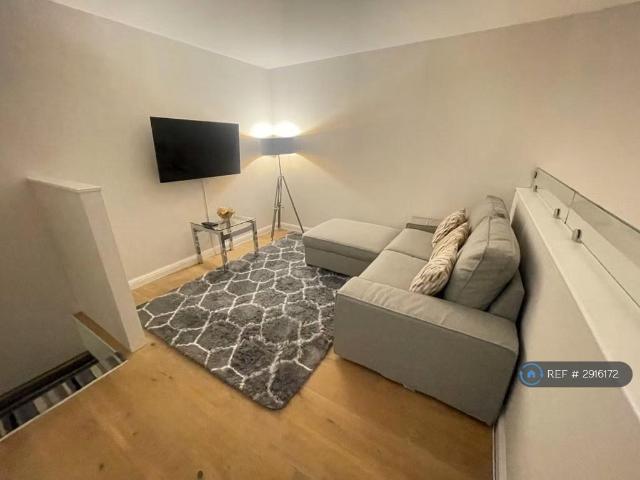 Flat for rent in Powderhall, Broughton