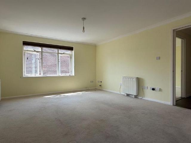 Apartment for rent in Littlecote, West Sussex