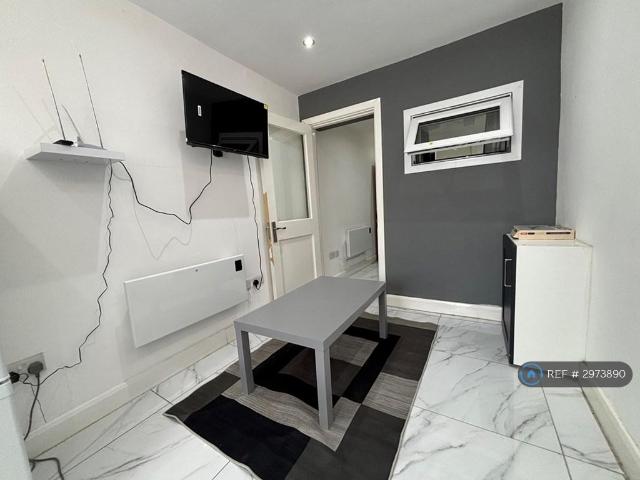 Flat for rent in Yeading, Greater London