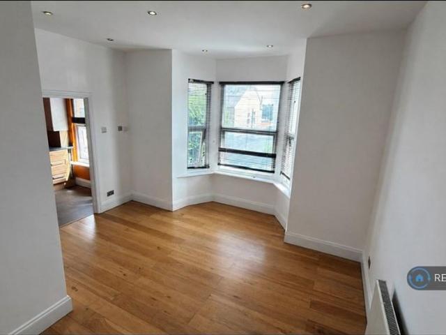 Apartment for rent in Brunswick Park, Greater London