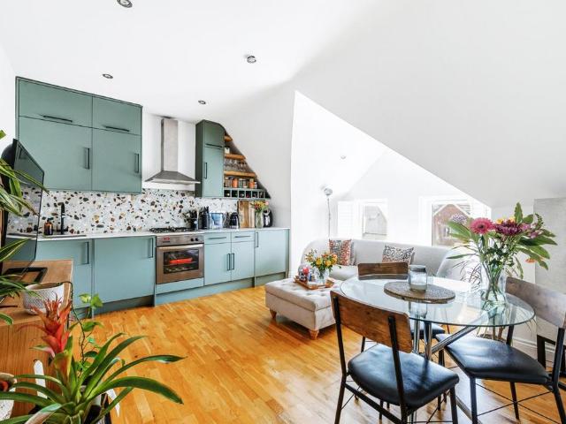 Flat for rent in London Borough of Hounslow, Strand