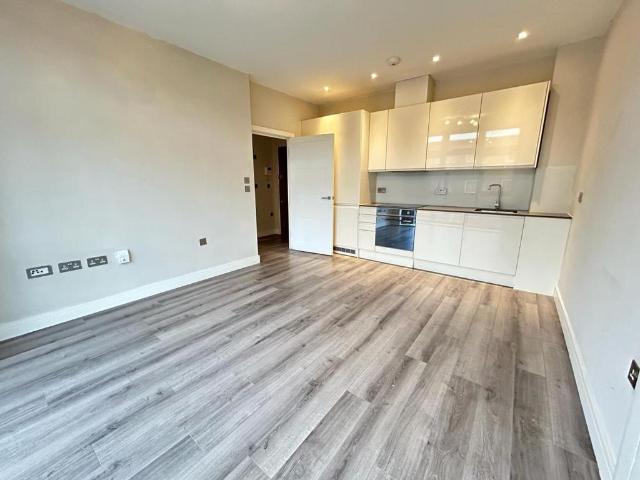 Flat for rent in The Image, Pouchen End