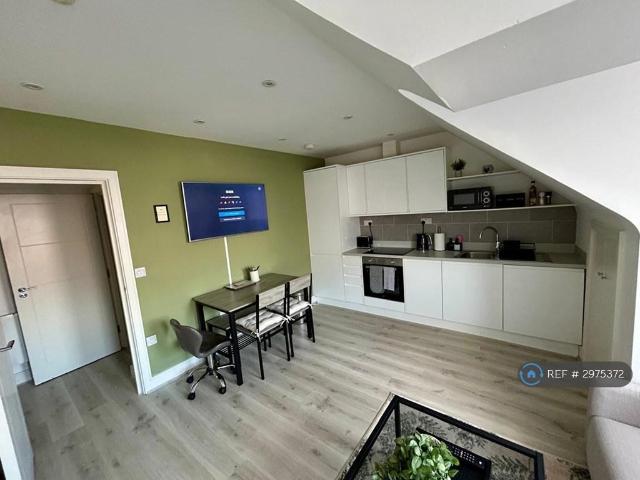 Flat for rent in Row Town, Surrey