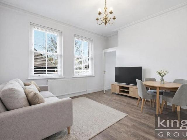 Apartment for rent in Bush Hill Park, Greater London