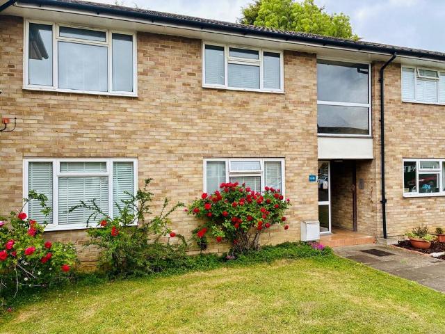 Flat for rent in Pachesham Park, Surrey