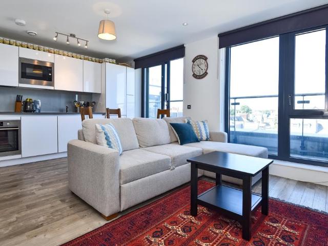 Flat for rent in London Borough of Merton, Merton Park