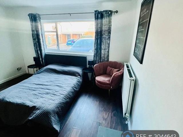 Flat for rent in Manor Estate, Pouchen End
