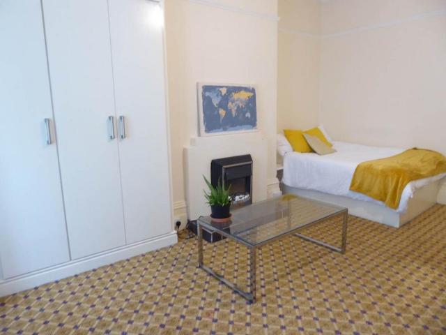 Flat for rent in Huddersfield, West Yorkshire
