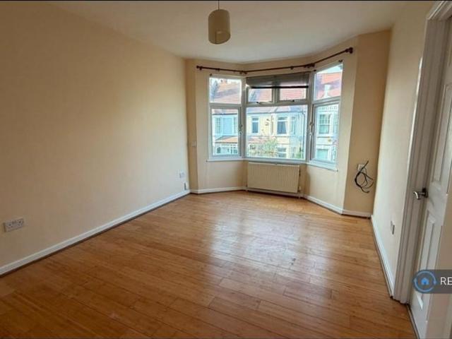 Apartment for rent in London Borough of Merton, Collier's Wood