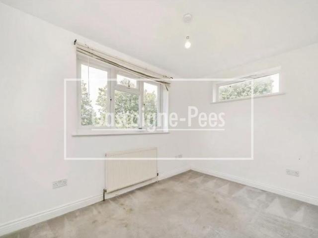 Apartment for rent in Strawberry Hill, Greater London