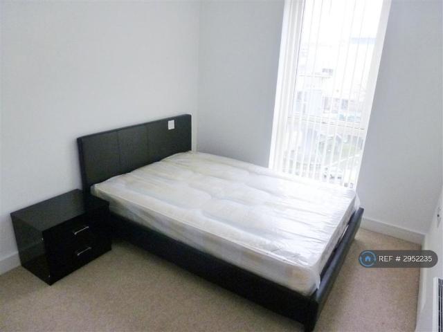 Apartment for rent in Moorend, Pouchen End