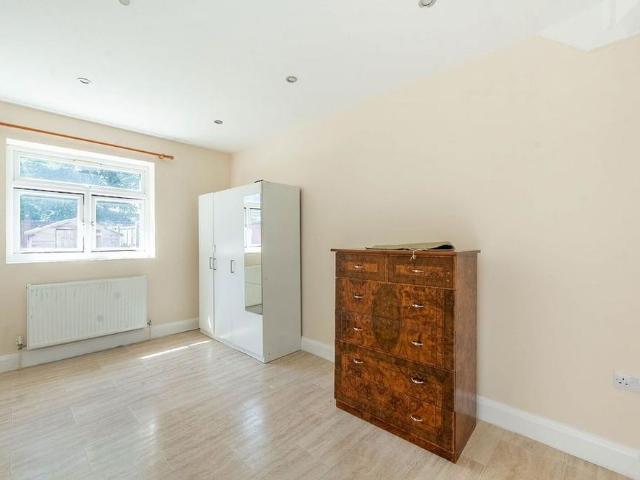 Apartment for rent in Lane, Greater London