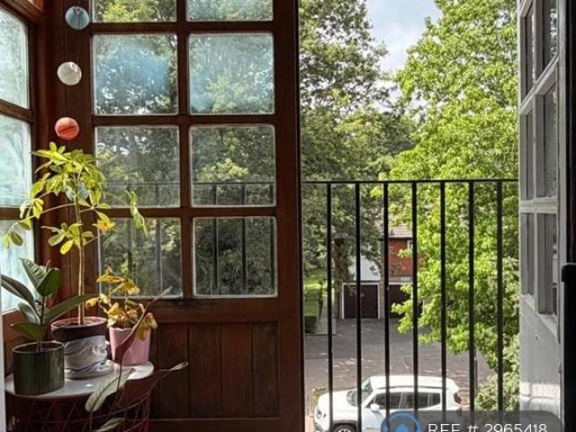 Flat for rent in Southfields, Greater London