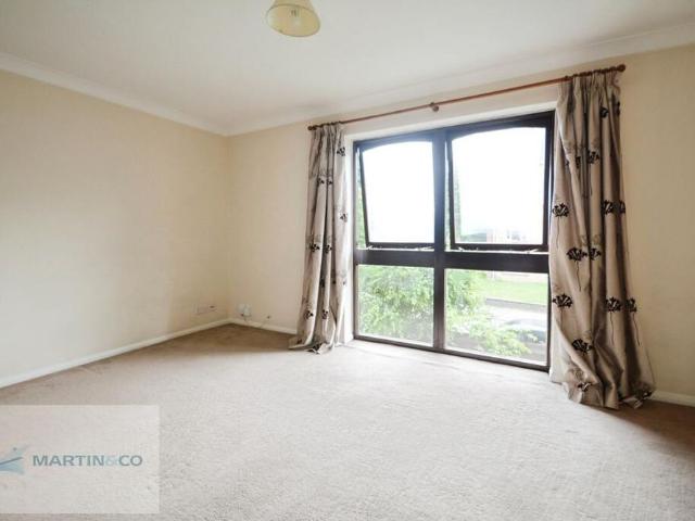 Apartment for rent in Row Town, Surrey
