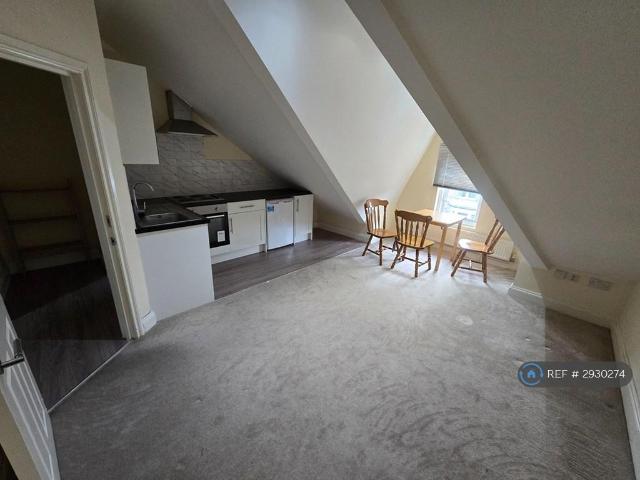 Flat for rent in Furzedown, Greater London