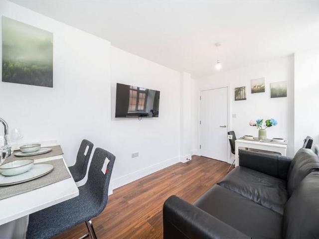 Apartment for rent in Longlands, Greater London