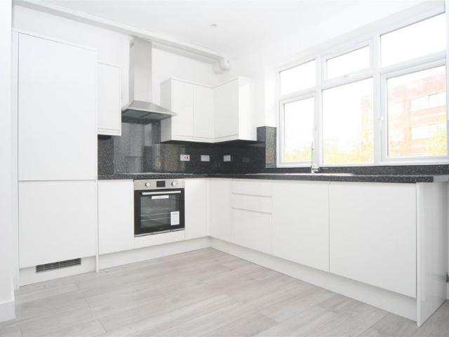 Flat for rent in London Borough of Ealing, Greater London