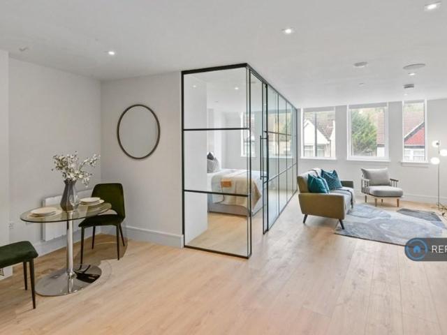 Flat for rent in London Borough of Croydon, Purley