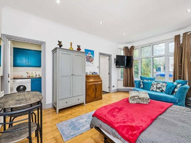 Apartment for rent in Clapham Park, Greater London