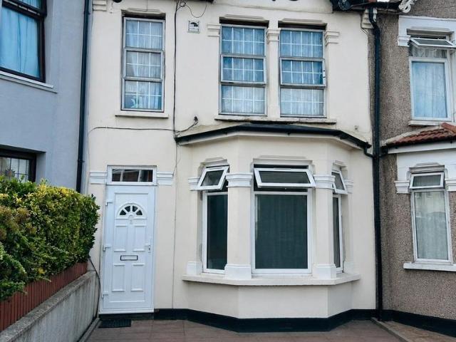 Flat for rent in Loxford, Seven Kings