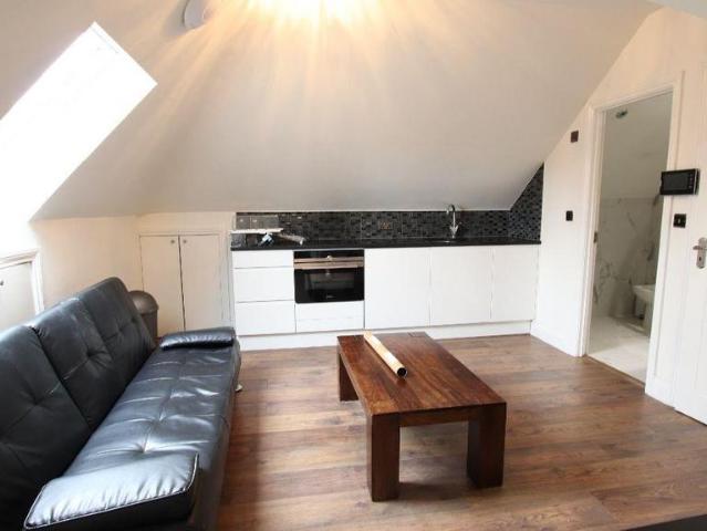Flat for rent in London Borough of Ealing, Park Royal