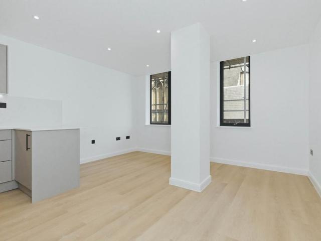 Apartment for rent in Longlands, Greater London