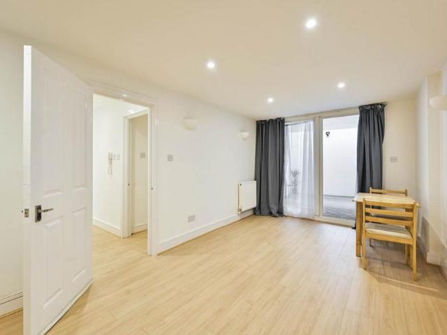Apartment for rent in London Borough of Merton, Collier's Wood