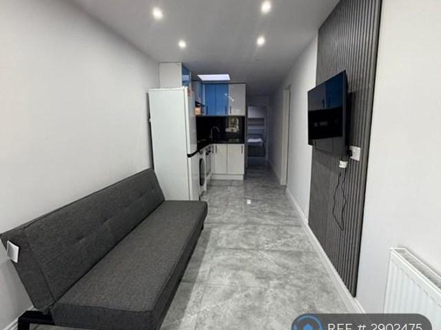 Flat for rent in London Borough of Hounslow, Hanworth