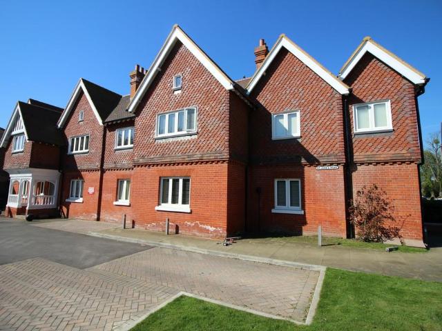 Flat for rent in Row Town, Surrey