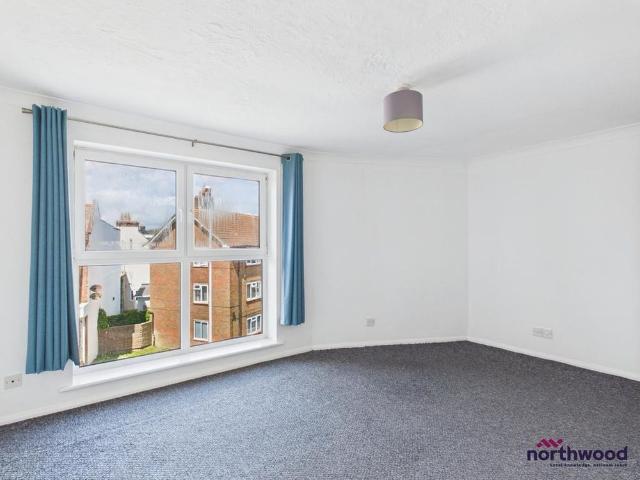 Apartment for rent in Roselands, Eastbourne