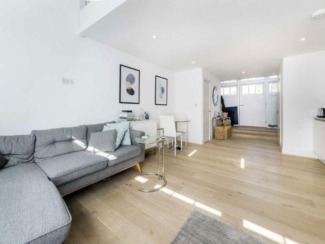 Apartment for rent in Poplar Grove, Greater London