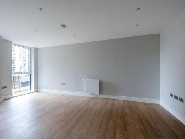 Apartment for rent in Summerstown, Greater London