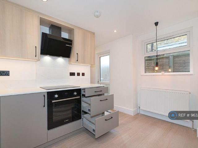 Flat for rent in London Borough of Merton, Greater London