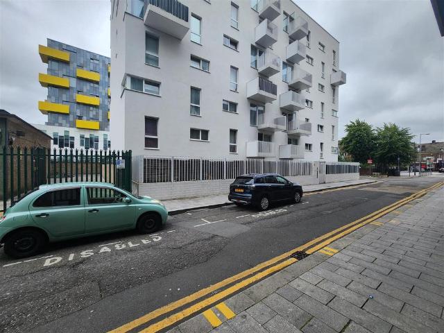 Flat for rent in Roding Riverside, Greater London