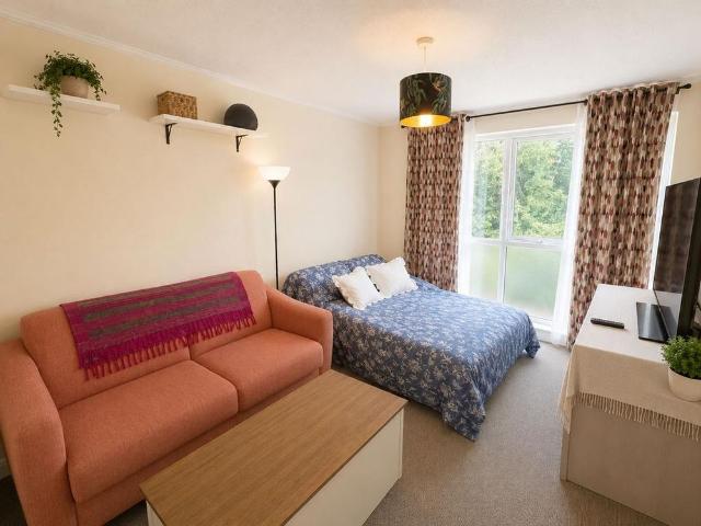 Apartment for rent in Woodhall Farm, Pouchen End