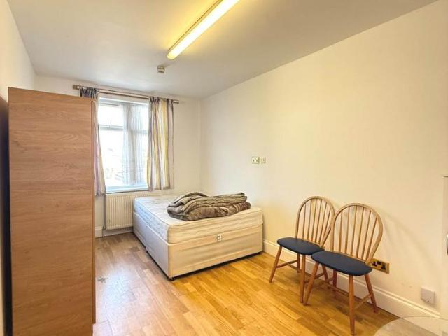 Flat for rent in London Borough of Ealing, Greater London