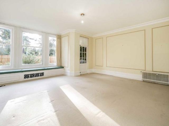 Apartment for rent in Blackhills, Surrey