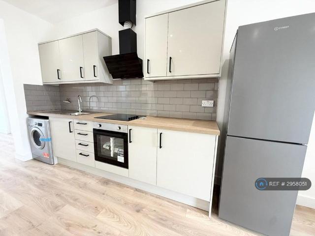 Flat for rent in Elm Park, Greater London