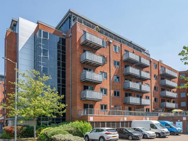 Flat for rent in London Borough of Merton, Collier's Wood