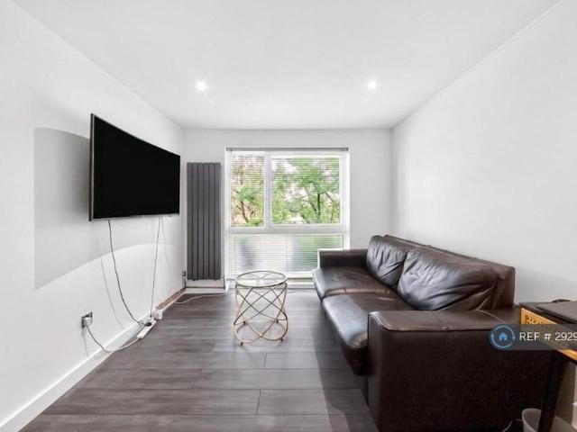 Apartment for rent in Colney Hatch, Greater London
