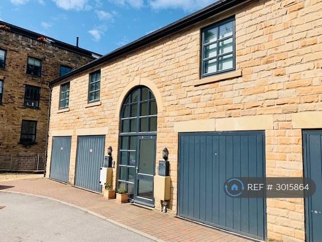 Flat for rent in Chisworth, Charlesworth