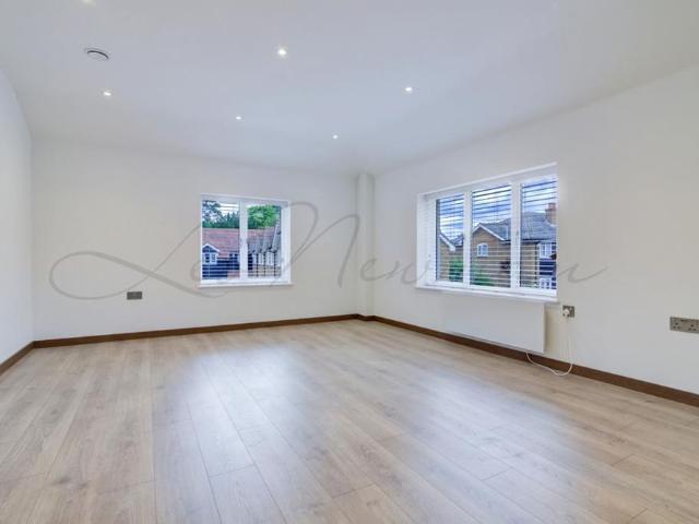 Apartment for rent in Blackhills, Surrey