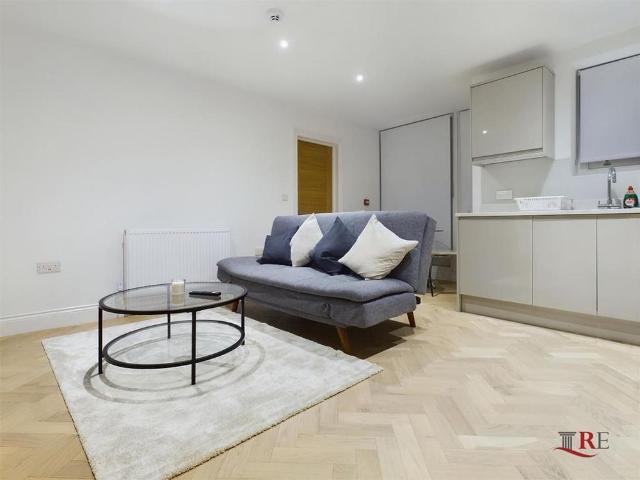 Apartment for rent in Brondesbury Park, Greater London